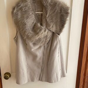 mark. Women's Vest with Faux Fur Collar - Cream and Gray